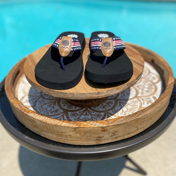 Yellow Box Size 8.5 Navy Stars/ Stripes Sandal - Picture 3 of 8